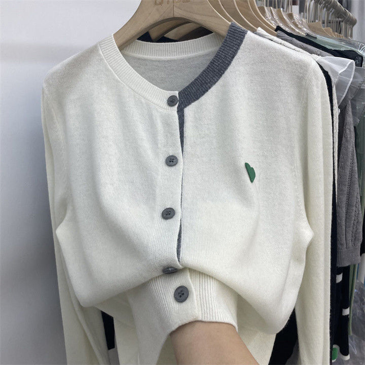 Cardigan féminin à la mode en tricot doux avec des boutons contrastés Chic & Stil