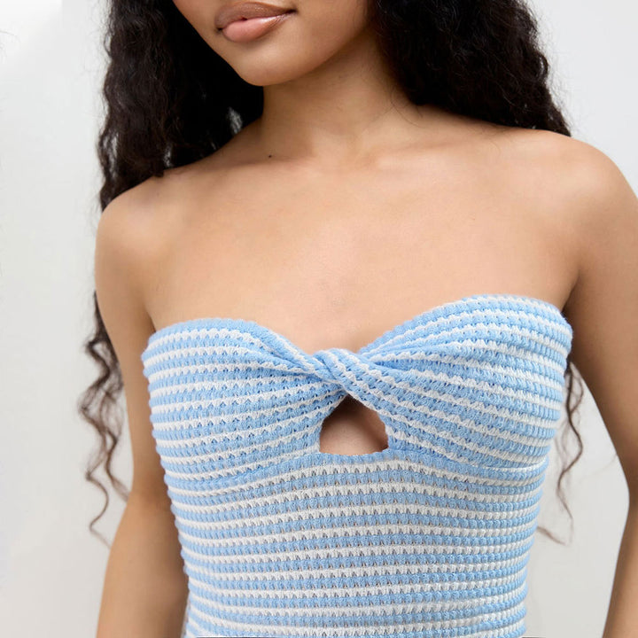 Chic & Stil Women's Short Top with Open Back and Decorative Slit