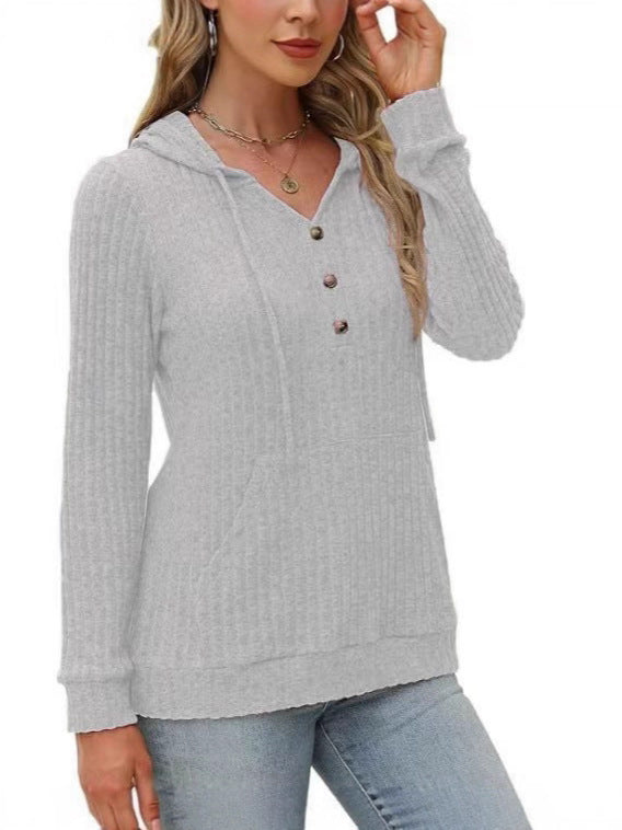 Sweat à capuche confortable pour femmes avec patte de boutonnage et poches latérales Chic & Stil