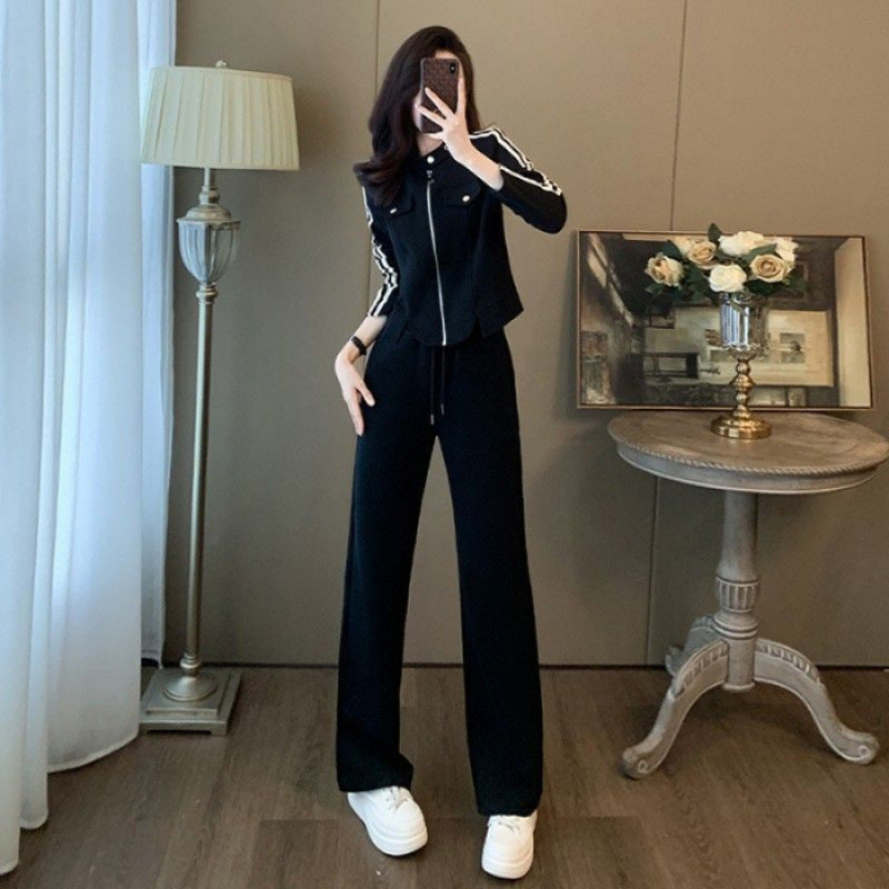 Women's sporty leisure suit set with fashionable zipper and wide-cut trousers Chic & Stil