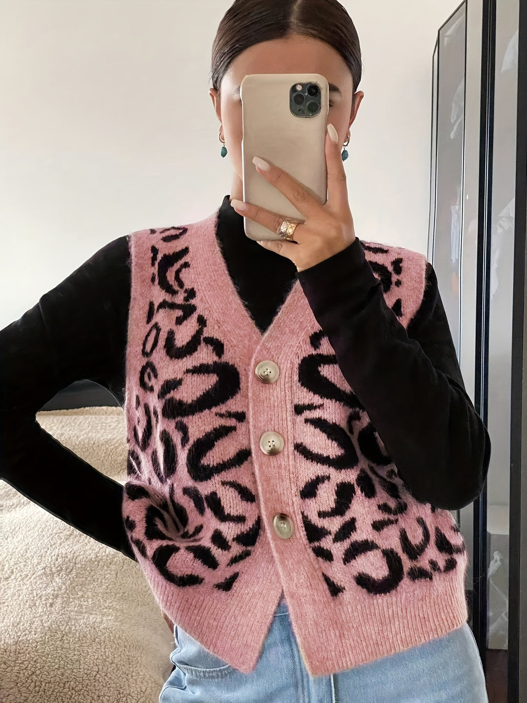 Gilet en tricot pour femmes avec un élégant motif léopard et des boutons de haute qualité Chic & Stil