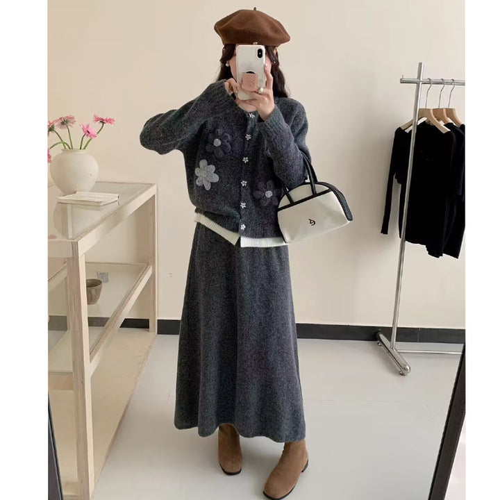 Cardigan pour femmes avec des appliqués floraux et jupe maxi Chic & Stil