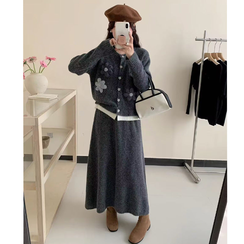 Cardigan pour femmes avec appliqués floraux et fermeture à boutons Chic & Stil