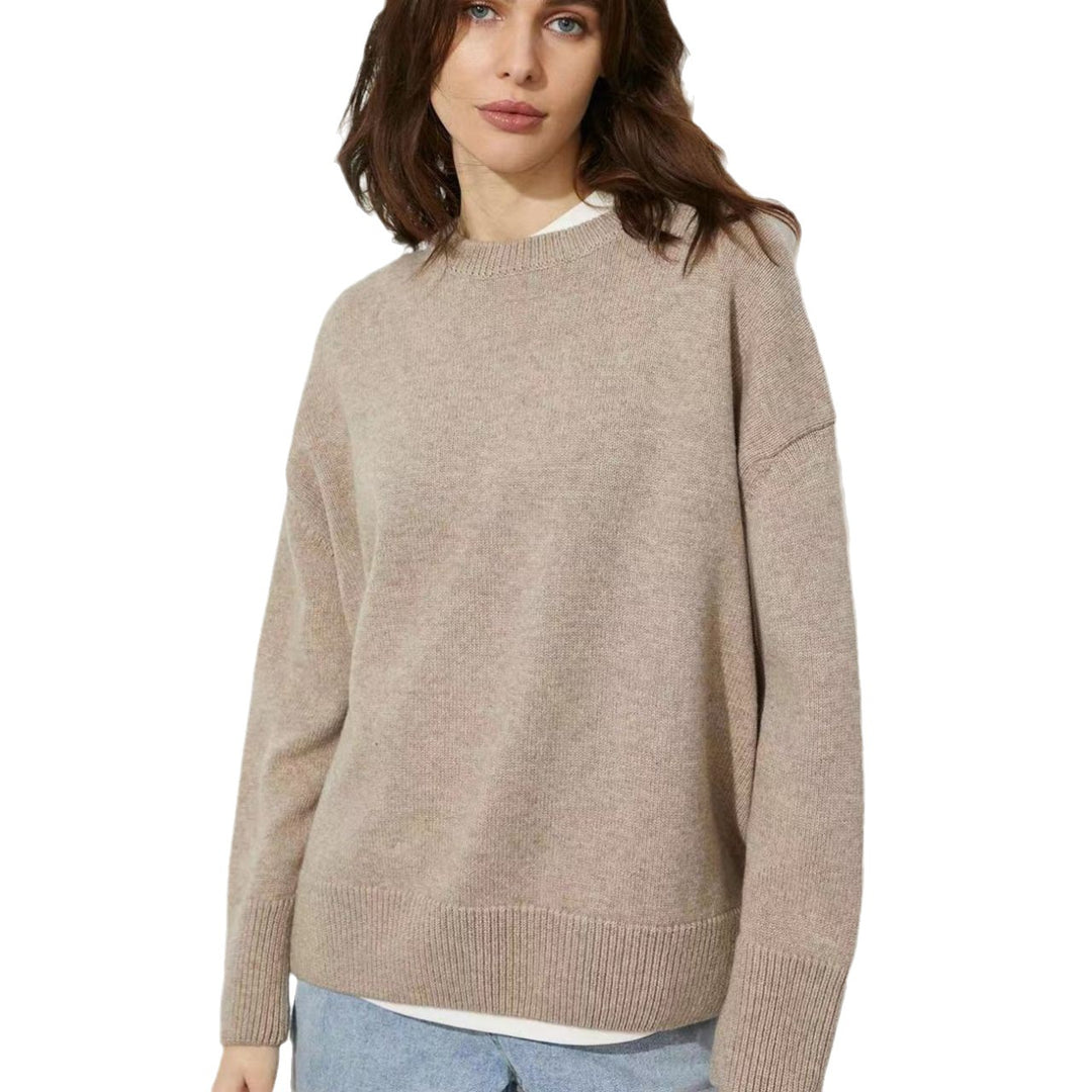 Cozy fine-knit sweater for women with a loose fit and a round neckline Lune London