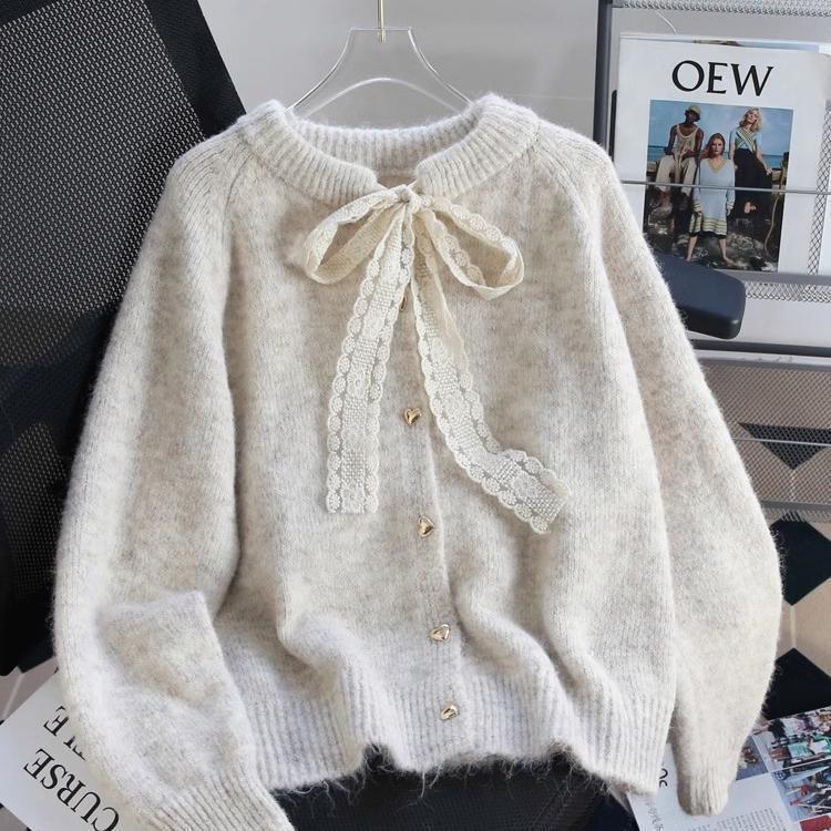 Cardigan femme cozy avec détails de boutons en forme de cœur et accent de nœud Chic & Stil