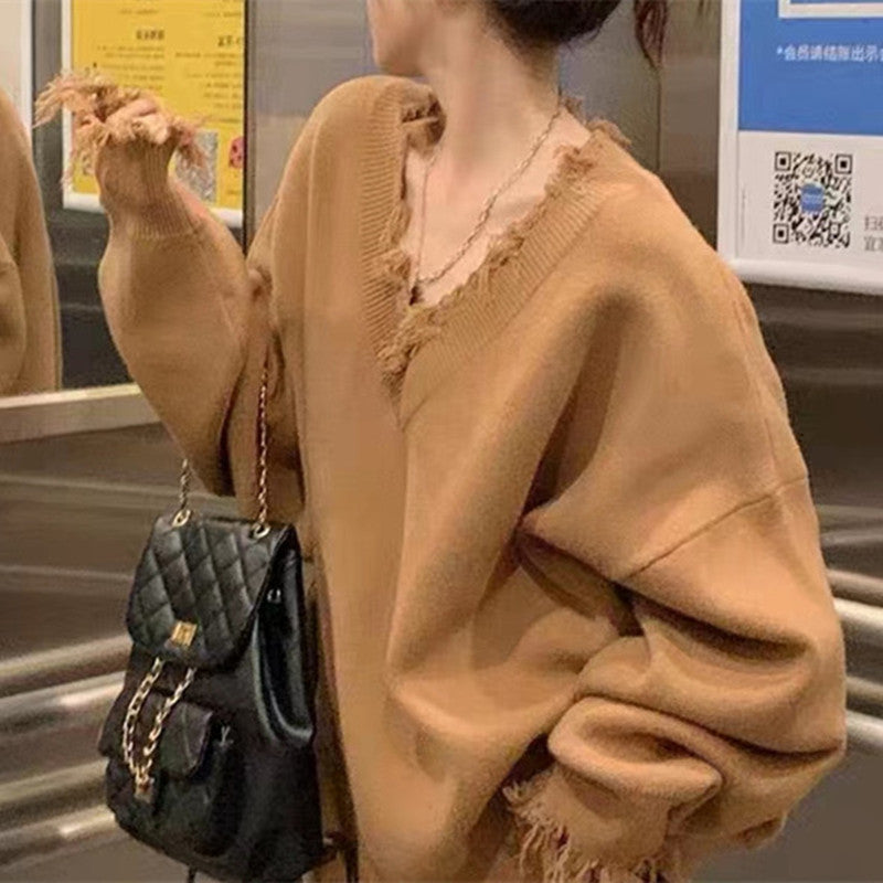 Casual knit sweater for women with V-neck fringe Lune London