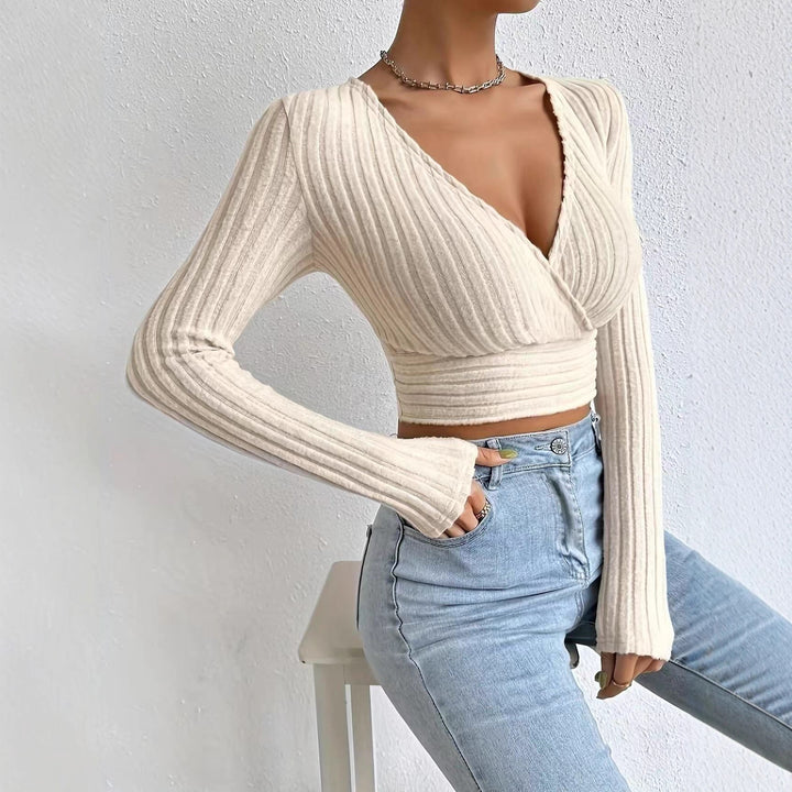 Short pullover for women with a V-neck and refined ribbed design Lune London