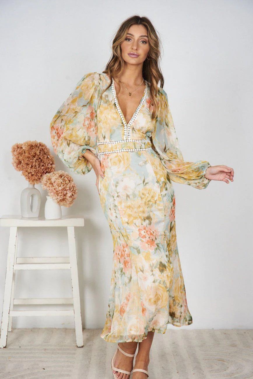 Robe maxi femme avec des manches volumineuses et des détails décoratifs Chic & Stil