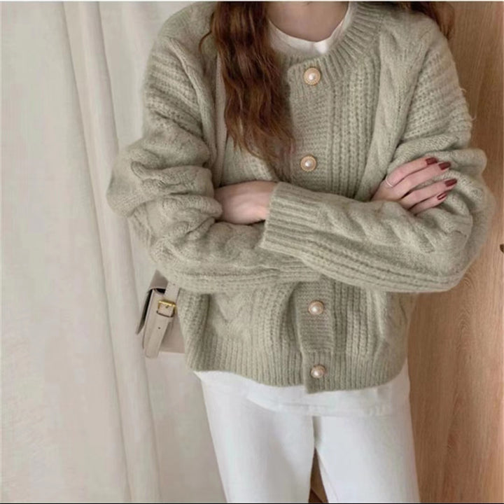 Cardigan Tricot Doux pour Femmes avec Détails de Boutons en Perle et Texture en Tricot Câble Chic & Stil