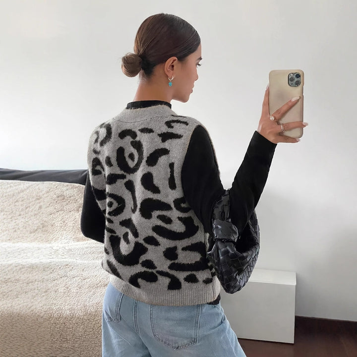 Gilet en tricot pour femmes avec un élégant motif léopard et des boutons de haute qualité Chic & Stil