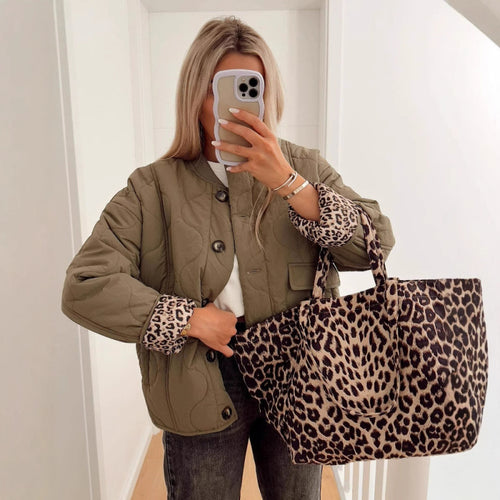 Ladies puffer jacket with practical pockets and decorative button closure Lune London