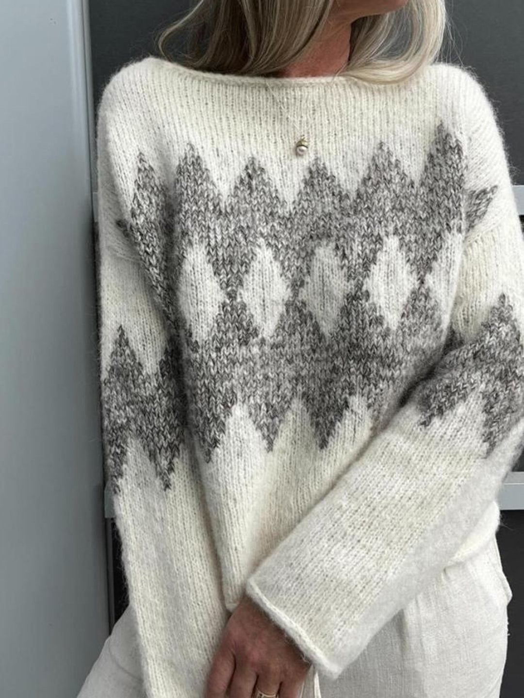Women's knitted sweater with a modern wave pattern and a nice fit Lune London