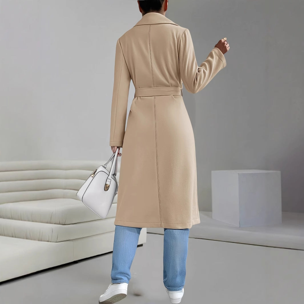 Classic and elegant trench coat for women with a waist belt and discreet pockets Lune London