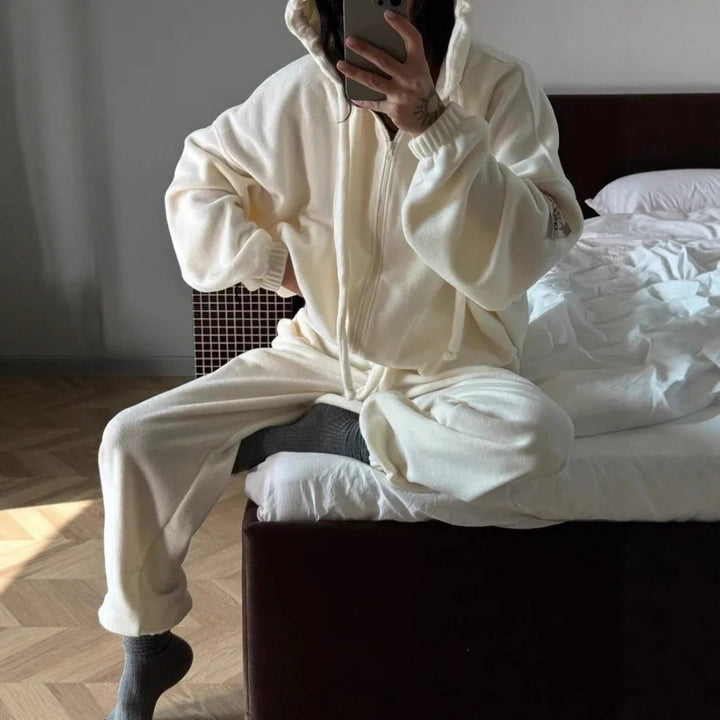 Fitted polar lounge set for ladies with elegant hood and elastic cuffs Lune London