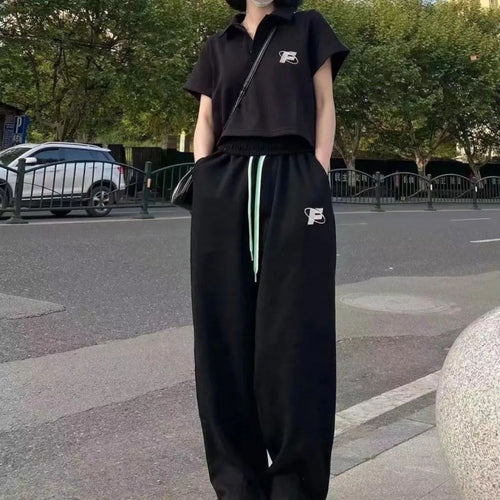 Women's sporty set with short top and joggers Chic & Stil