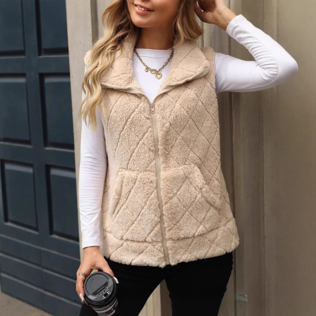 Cozy quilted fleece vest for women with hood and practical pockets Lune London
