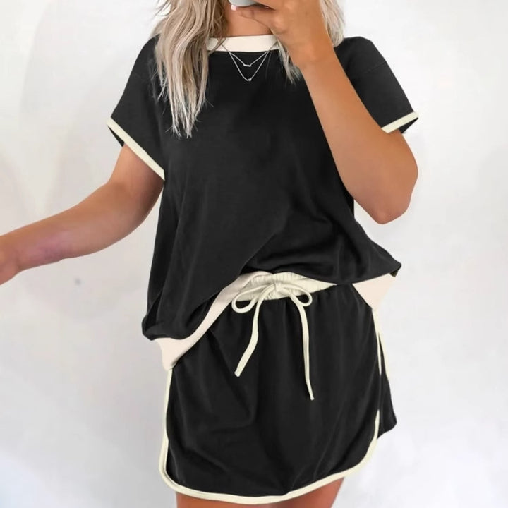Women’s sporty lounge set with relaxed fit and contrasting details Lune London