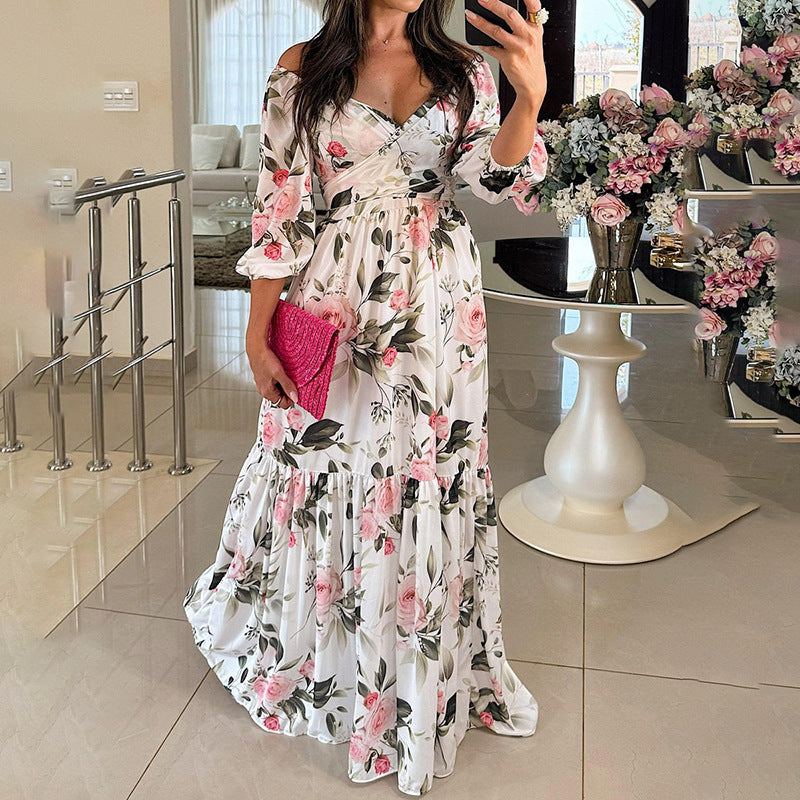 Robe maxi florale pour femmes avec design décolleté et ourlet à volants Chic & Stil