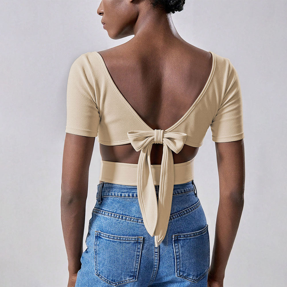 Short T-shirt for women with an elegant square neckline and short sleeves Chic & Stil