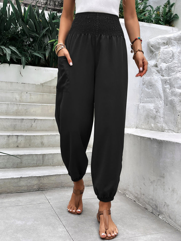 High-waisted leisure trousers for women with elastic waist and practical side pockets Chic and Style
