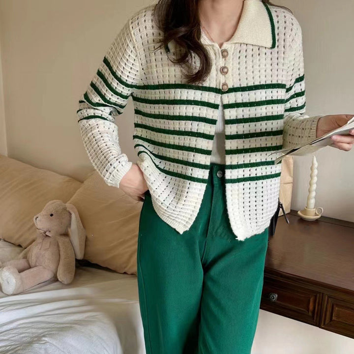Cardigan féminin à la mode avec des boutons décoratifs et un motif rayé Chic & Stil