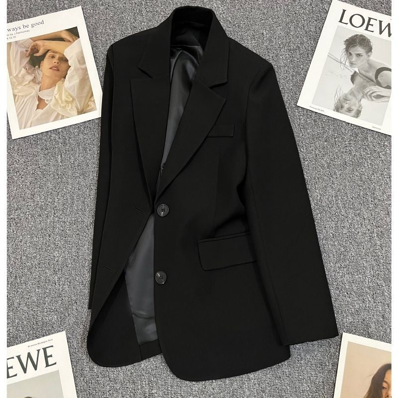 Blazer élégant pour femmes avec coupe ajustée et boutons contrastés Chic & Stil