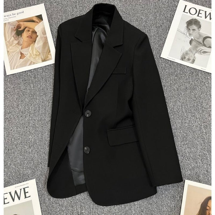 Blazer élégant pour femmes avec coupe ajustée et boutons contrastés Chic & Stil