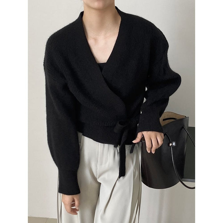 Pull élégant pour femmes à enrouler avec col en V et cordon de serrage à la taille Chic & Stil