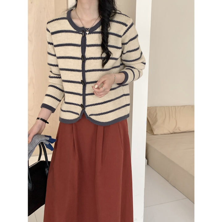 Cardigan pour femme avec design rayé et détails de boutons élégants Chic & Stil