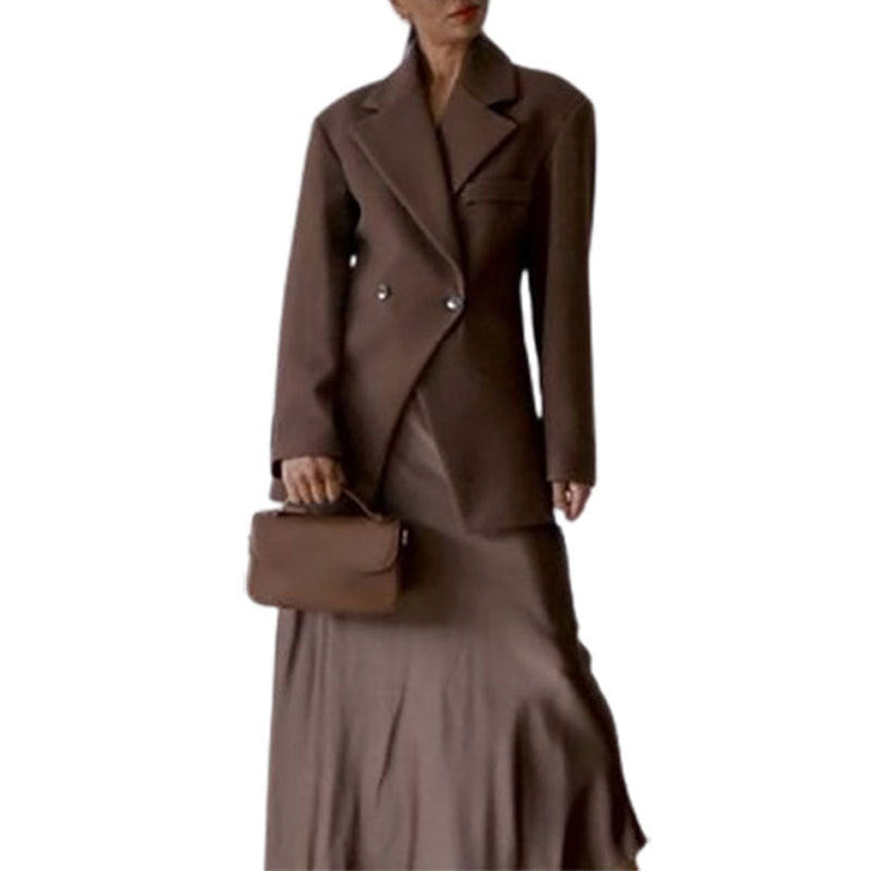 Veste élégante pour femmes avec des boutons accentués et une jupe assortie Lune London