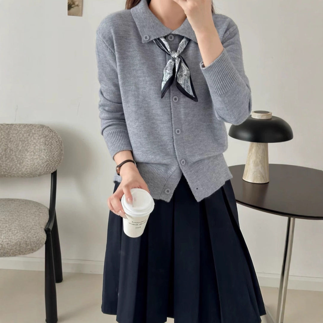Ladies fine cardigan with classic collar and button closure Lune London