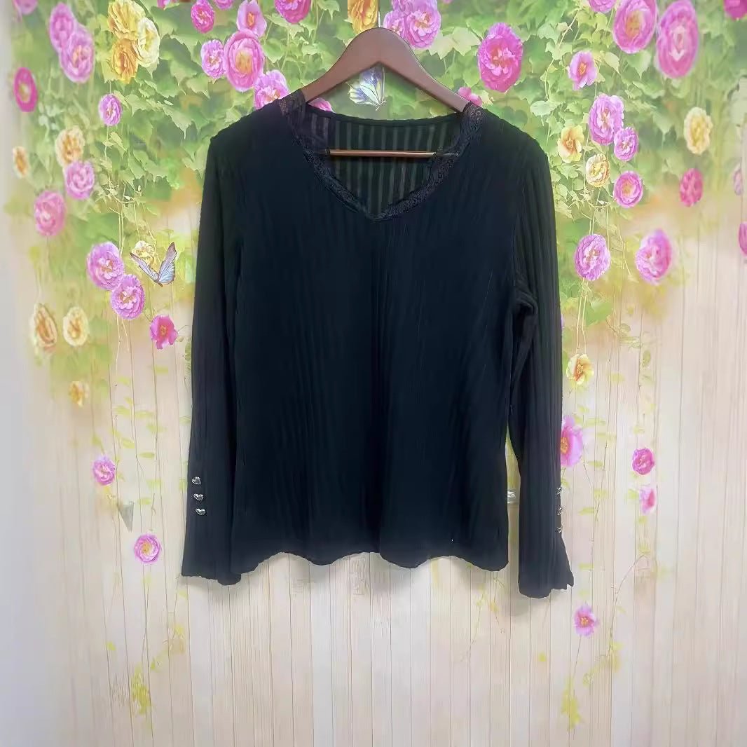 Long sleeve blouse for women with an elegant lace collar and a ribbed structure Lune London