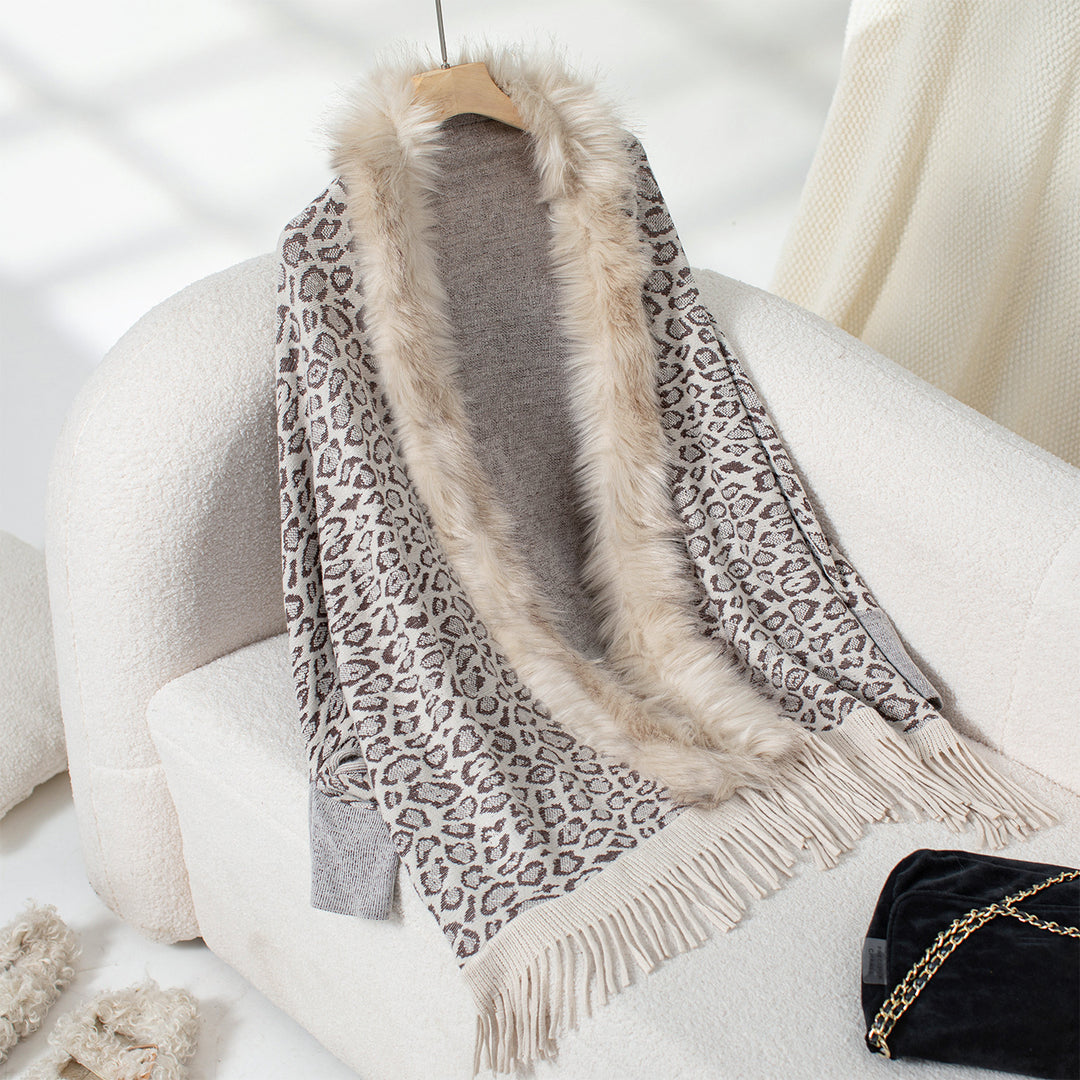 Elegant women's poncho sweater with a luxurious faux fur collar and a fringed hem Lune London