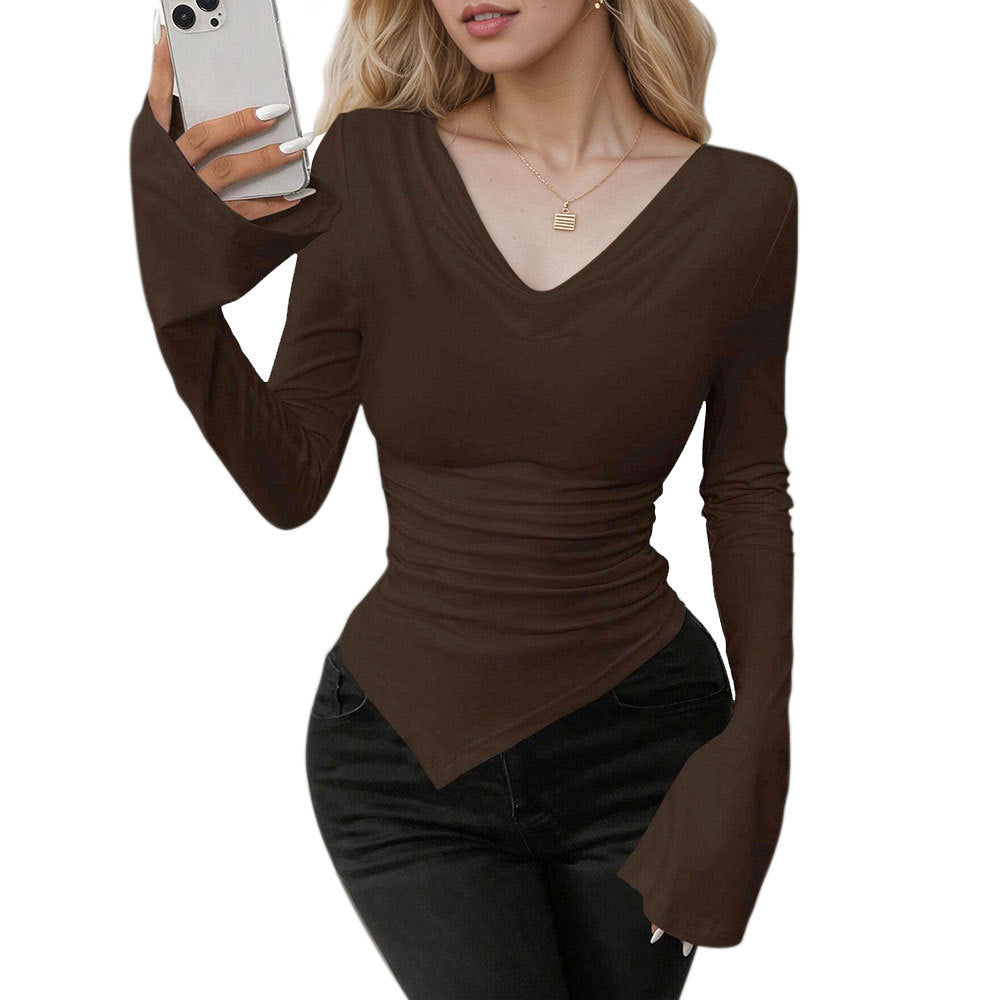 Chemise à manches longues pour femmes avec un élégant col en V et de jolis volants Chic & Stil