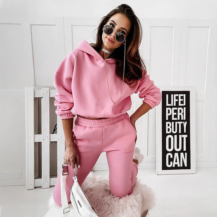 Women’s tracksuit with modern cut and casual hoodie style