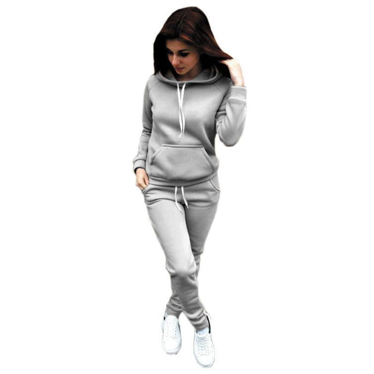 Women's sports set with a casual cut and practical pockets Lune London