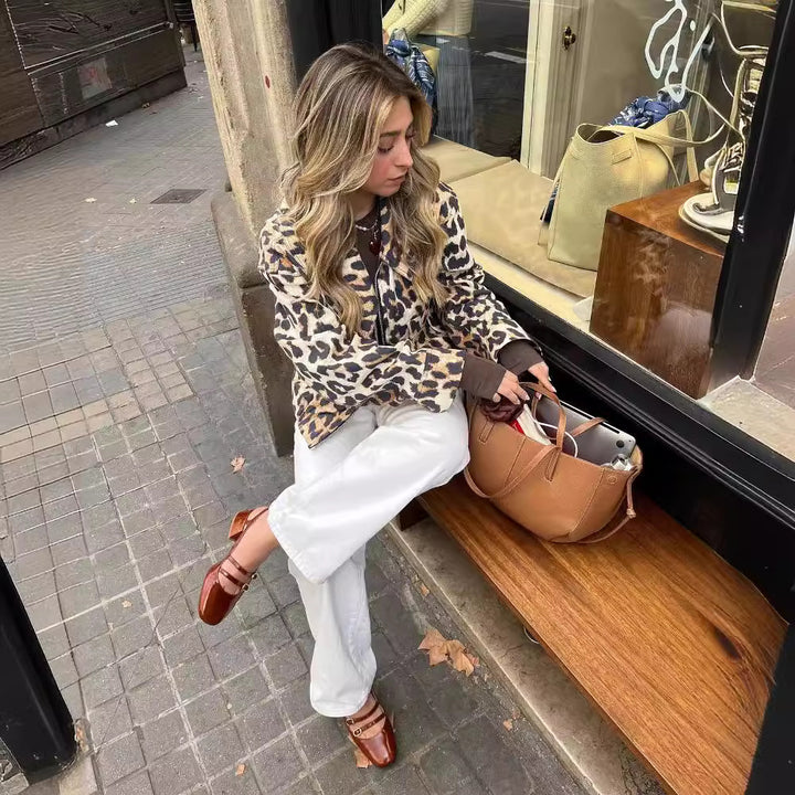 Veste courte léopard femme au style urbain avec poches pratiques Chic & Stil