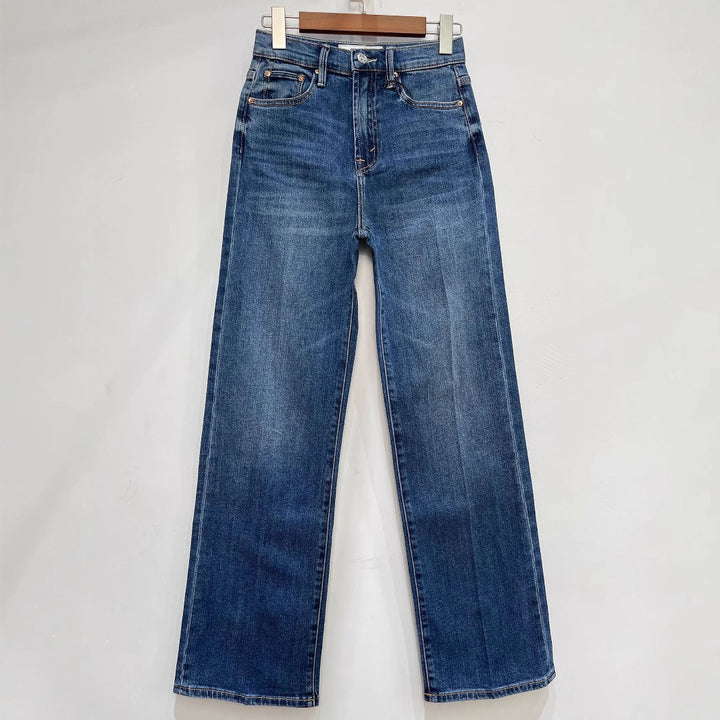 Loose high-waisted jeans for women with a vintage look and gentle washes Lune London