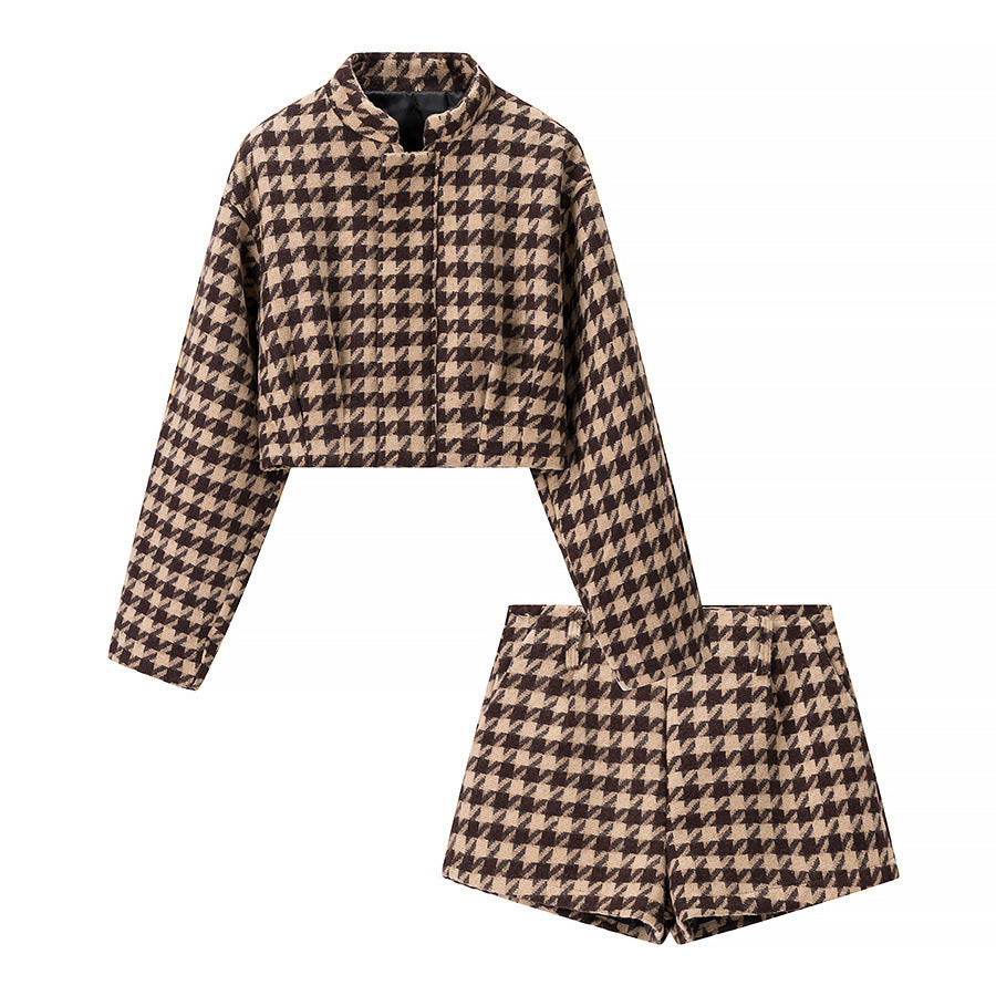 Trendy cropped set for women with checkered pattern and elegant high collar Lune London