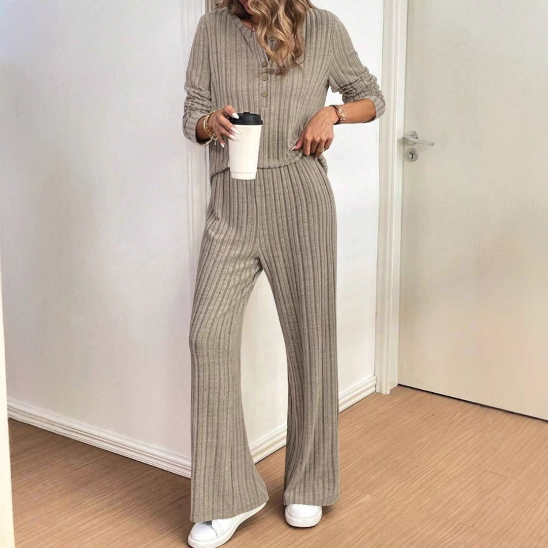 Ensemble tricoté décontracté pour femmes avec un design côtelé à la mode et une patte de boutonnage Chic & Stil