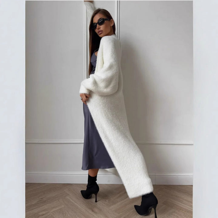 Manteau long en tricot duveteux pour femme avec une coupe élégante et des manches amples Chic & Stil