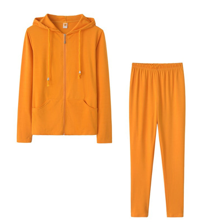 Ensemble de sport pour femmes en deux pièces avec veste à capuche et pantalons ajustés Chic & Stil