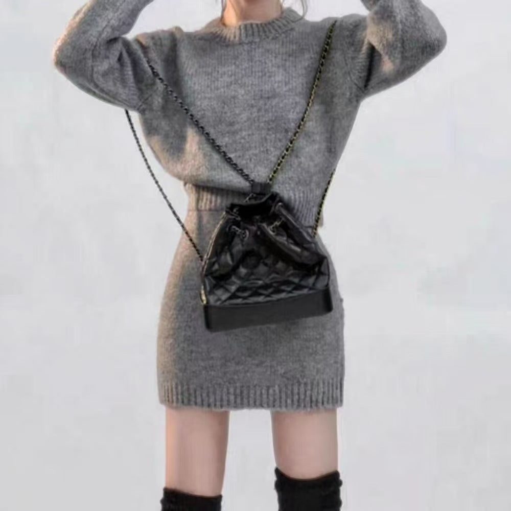 Robe tricotée pour femmes avec un élégant col rond et une fine texture côtelée Chic & Stil