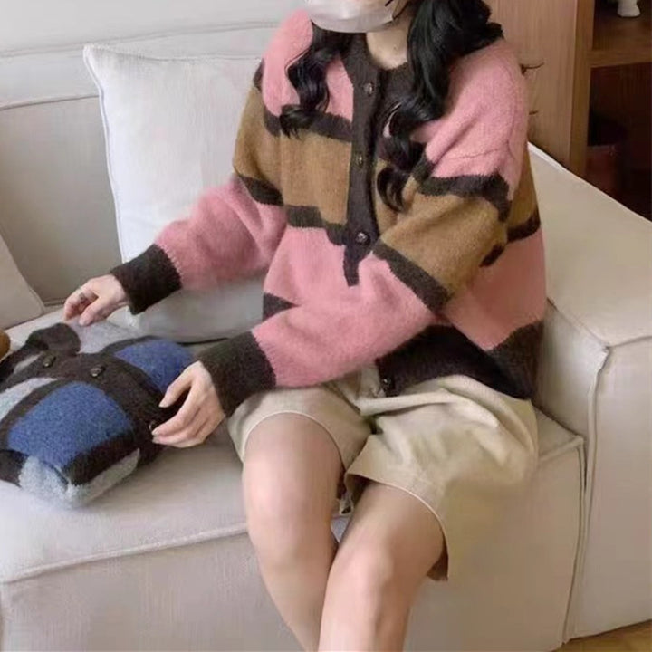 Pull à carreaux confortable pour femmes avec boutons et matériau doux Chic & Stil