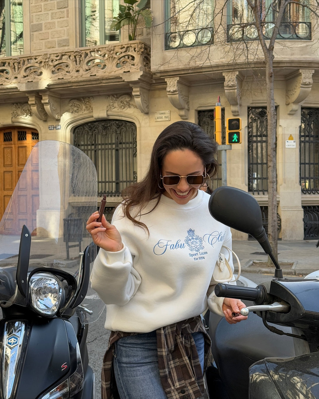 Sweatshirt pour femmes au design à la fois sportif et luxueux avec logo stylé Chic & Stil