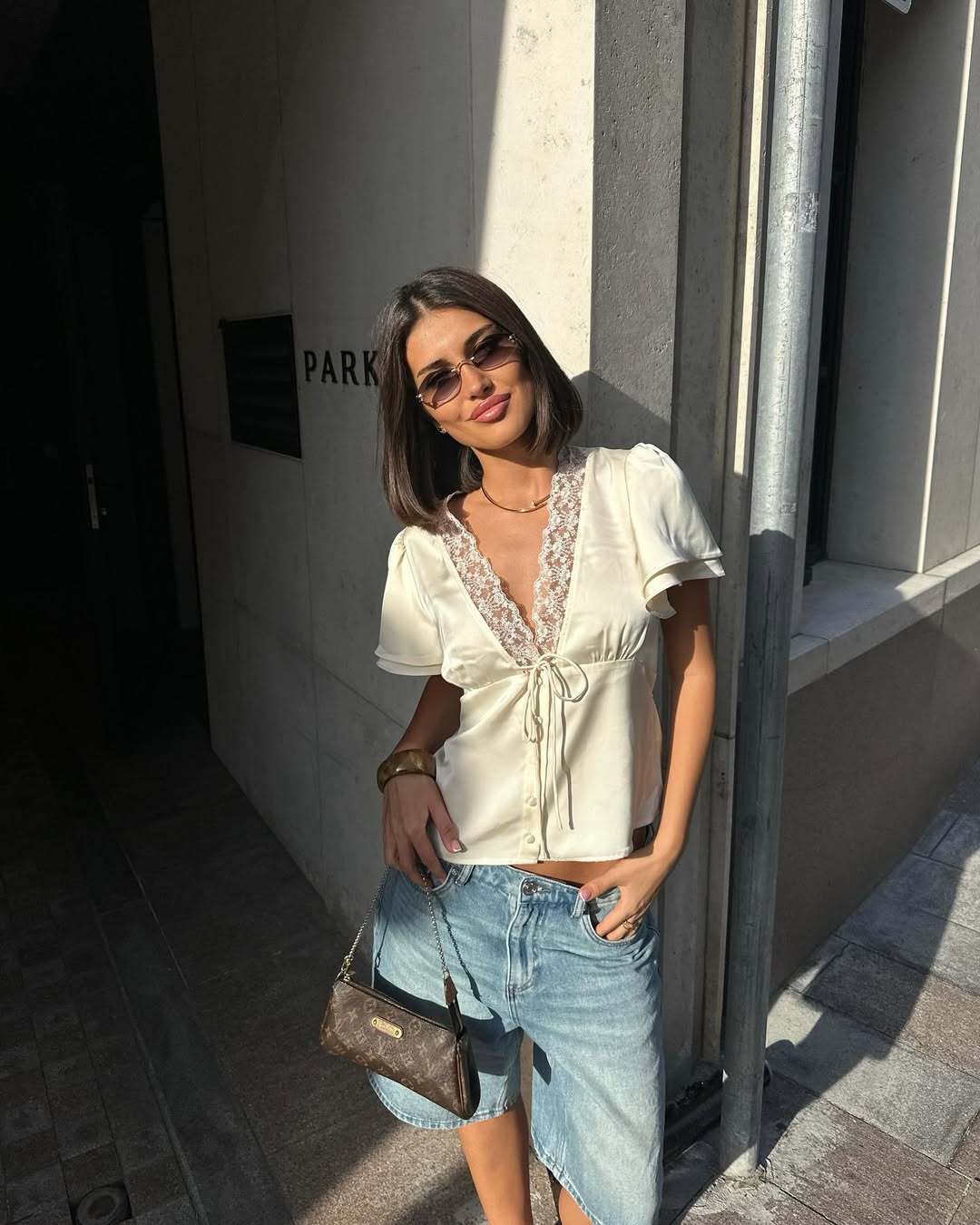 Blouse pour femmes avec des accents en dentelle élégants et une coupe cintrée Chic & Stil