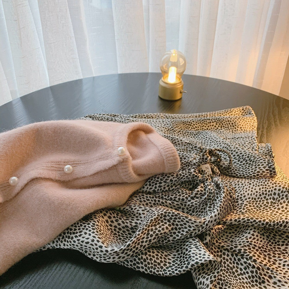 Cardigan femme avec élégants boutons en perles et design moderne Chic & Stil