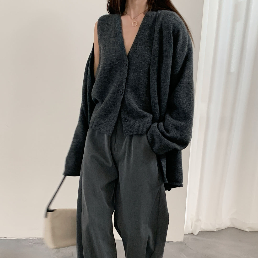 Cardigan féminin à la mode avec un élégant col en V et fermeture à boutons Chic & Stil