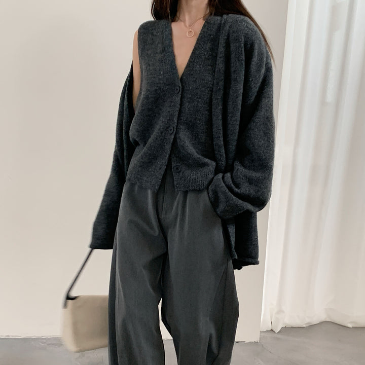 Cardigan féminin à la mode avec un élégant col en V et fermeture à boutons Chic & Stil