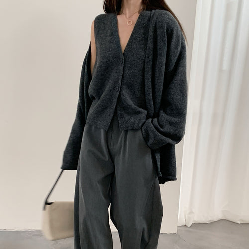 Cardigan féminin à la mode avec un élégant col en V et fermeture à boutons Chic & Stil